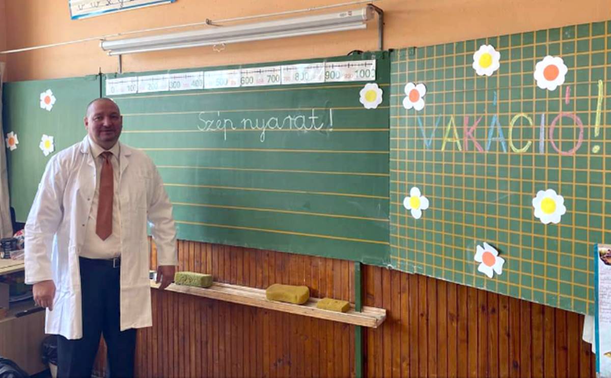Németh Szilárd nem ereszti a “tanár bátyó”-feelinget, most hentesköpenyben fotózkodott az osztályteremben
