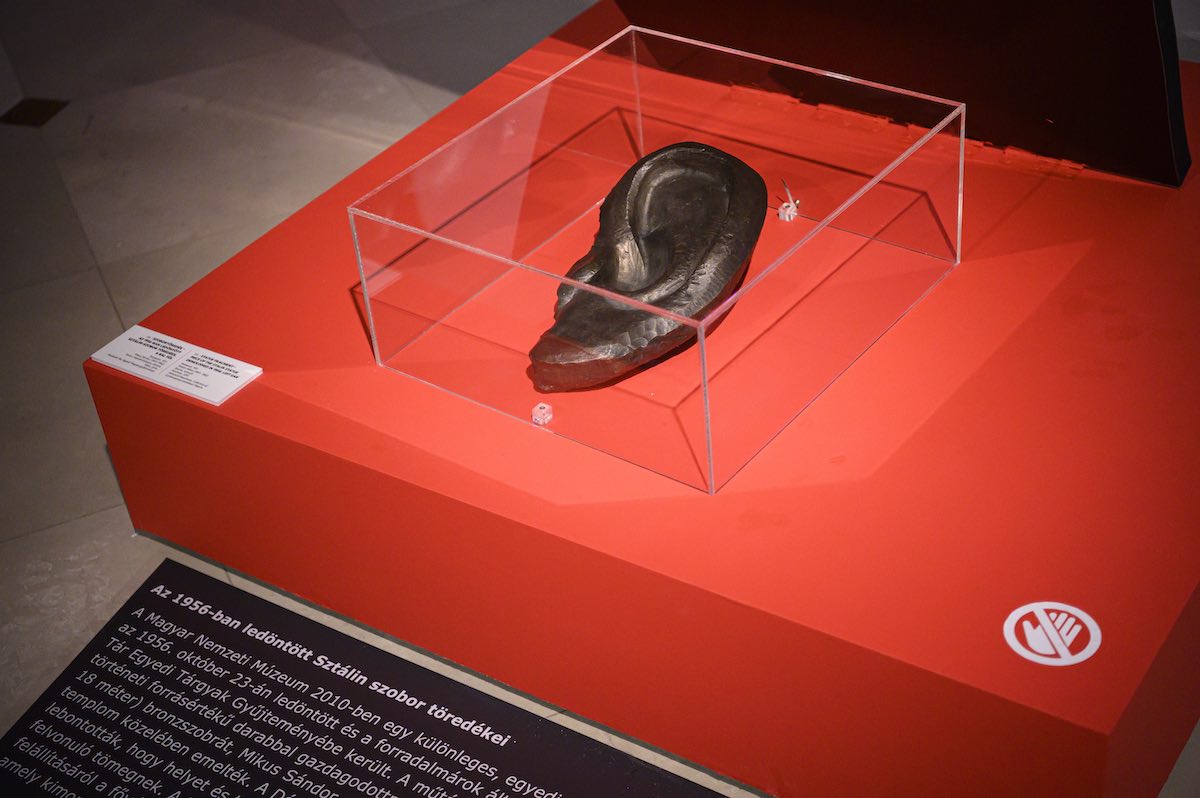 Sisi kesztyűjétől Sztálin füléig – Egy komolytalan kiállítás tárgyai…