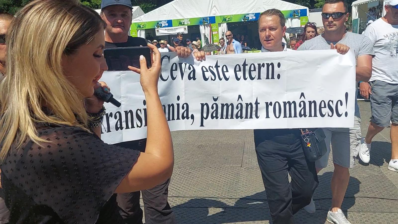 román tüntetők