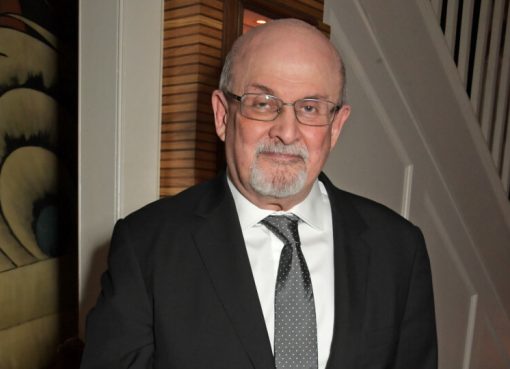 Salman Rushdie-t levették a lélegeztetőgépről