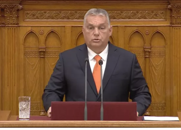 Orbán Viktor a parlametben magyaráz és ígéri: kérdezni is enged - Kövesse élőben!