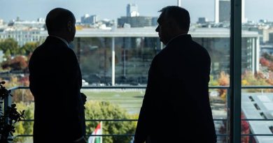 "Sikertörténet" és "kudarc, lebőgés" - Jelzők Orbán berlini vendégszereplése kapcsán