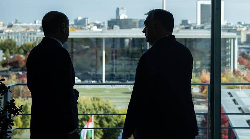 "Sikertörténet" és "kudarc, lebőgés" - Jelzők Orbán berlini vendégszereplése kapcsán