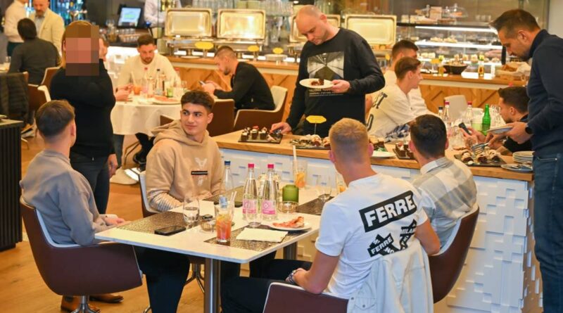 Mialatt a diákok a jövőjükért demonstrálnak, Orbán focisulija csapatépít egy luxusszállóban