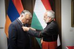 Még jó, hogy ekkora az Orbán-szűgy - Újabb kitüntetés a zakón....