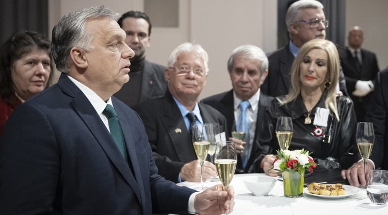 Orbán pezsgőspohárral a kezében tereferélt a "történelem magyar oldalán", ahol mindig állni méltóztatik