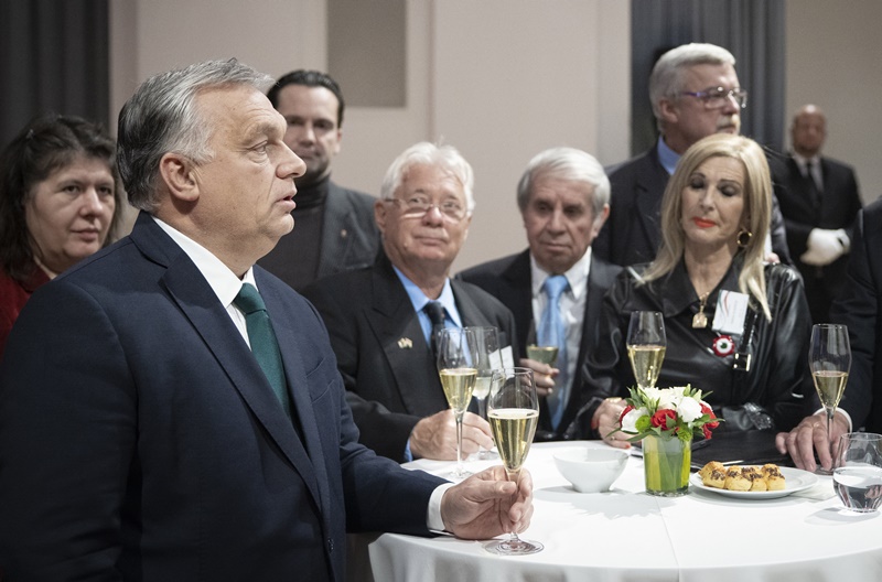 Orbán pezsgőspohárral a kezében tereferélt a "történelem magyar oldalán", ahol mindig állni méltóztatik