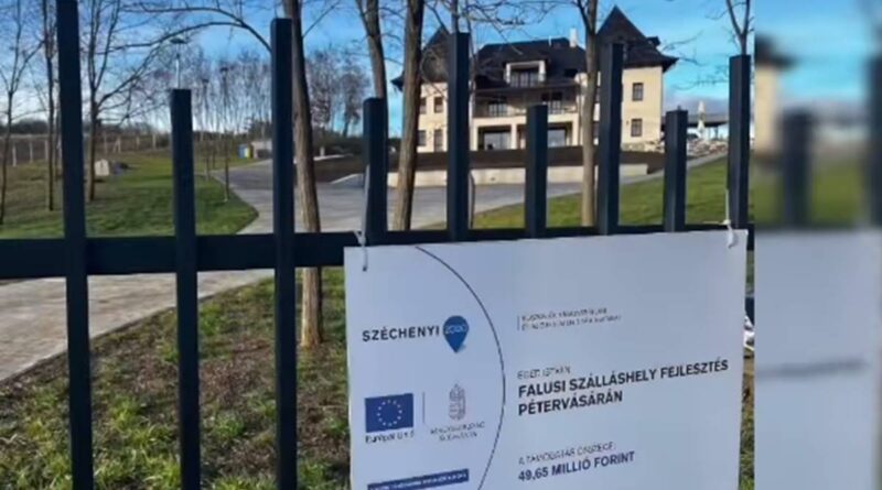 Kacsalábon forgó „falusi szálláshely” az ott "takarító" fideszes polgival, amire 50 millió forint(!) EU-s támogatás folyt el - Hadházy újabb "találmánya"