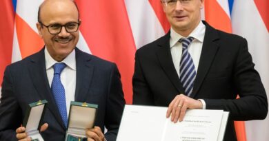 A Sinopharm-ügy utóélete: magyar állami kitüntetést ér Bahrein külügyminiszterének