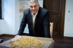 Ember, most jövök a pizzaphone-ból.... - kommentelték Orbán kommunikátorai ötletét: berendelték a róla elnevezett giga-pizzát a jelek szerint "nézésre", vagyis a fotó kedvéért