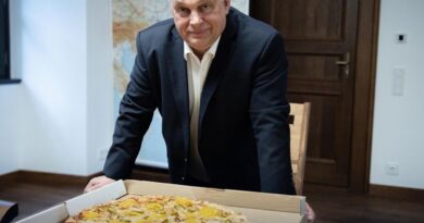 Ember, most jövök a pizzaphone-ból.... - kommentelték Orbán kommunikátorai ötletét: berendelték a róla elnevezett giga-pizzát a jelek szerint "nézésre", vagyis a fotó kedvéért