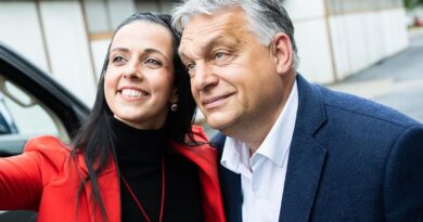 Orbán döngetésre készen a 19 kilométer 38 milliárd forintból négysávosított útszakasz-átadón