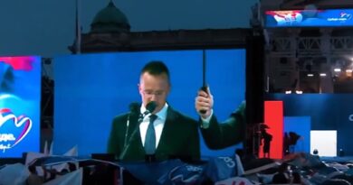 "Vučić színházában Orbán statisztái is szerepelnek?" - Szijjártó szerbül olvasta fel, hogy „hajrá, Alekszandar! Hajrá, Szerbia!”