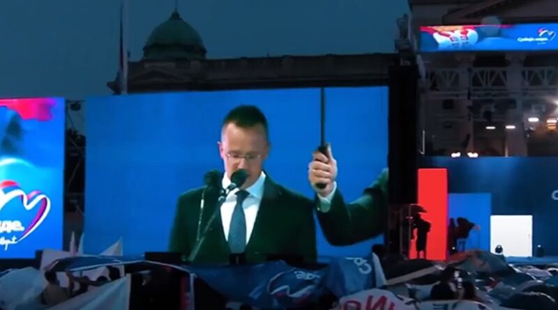 "Vučić színházában Orbán statisztái is szerepelnek?" - Szijjártó szerbül olvasta fel, hogy „hajrá, Alekszandar! Hajrá, Szerbia!”