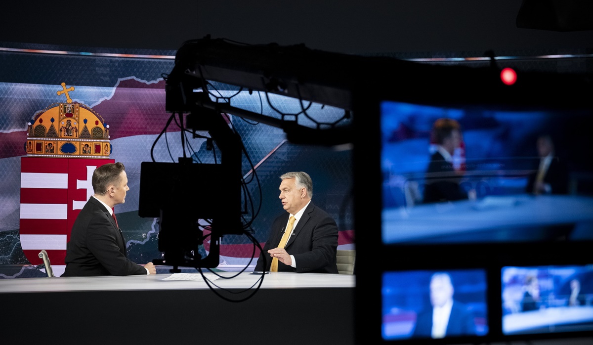 Orbán mikrofonállványt váltott, de mondandót nem | Városi Kurír