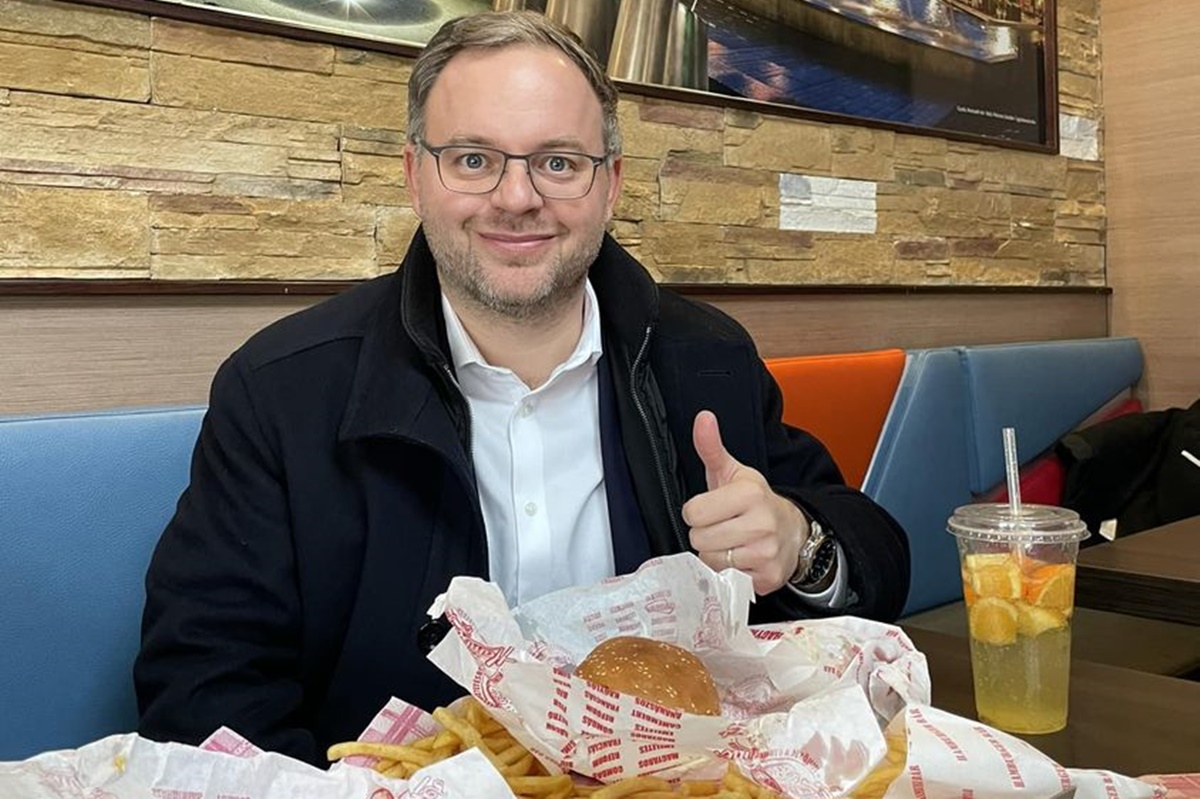 A hamburger, vagy Orbán Balázs a "reklámarc"?
