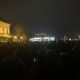 "Novák Katalin mondjon le!", illetve "a pedofília nem gyermekvédelem" - skandálja a tízezres a tömeg a Sándor palota előtt