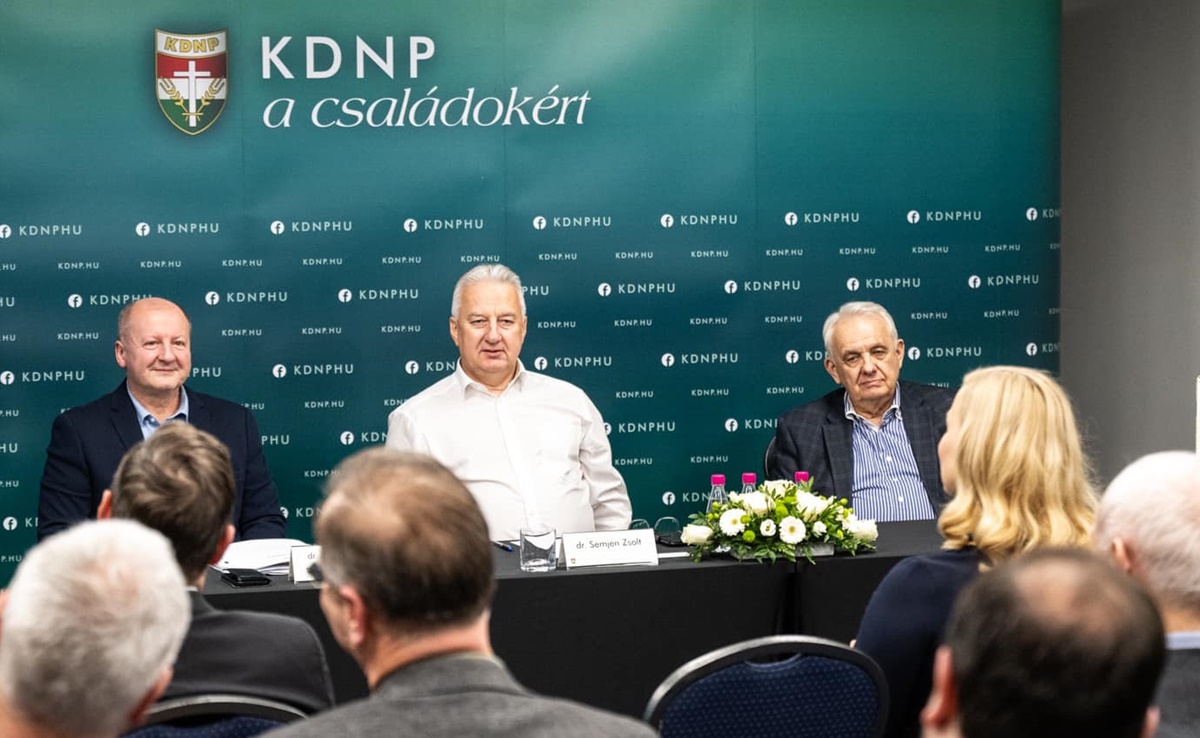 Semjén nem közösködött Orbánnal: a Mészáros-hotel másik termében "frakcióült" a KDNP-s részleggel