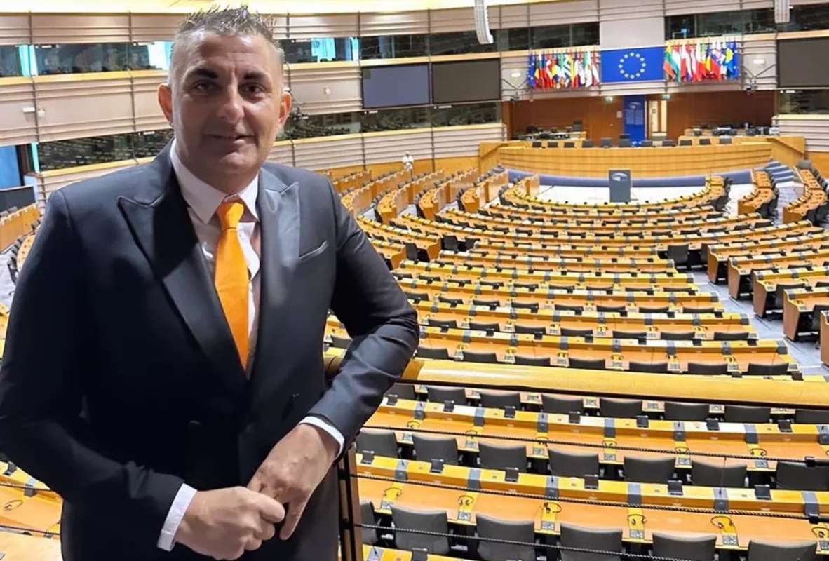 Gáspár Győző bevette az Európai Parlament töküres üléstermét