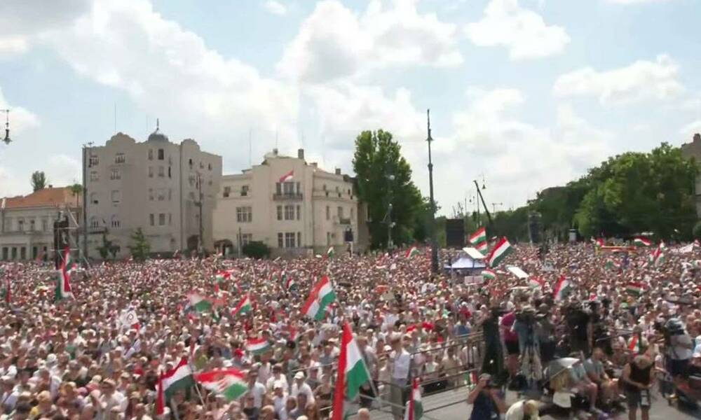 Rengeteg ember, üdvrivalgás, tapsvihar, hőguta - A Hősök terén kampányzár Magyar Péter