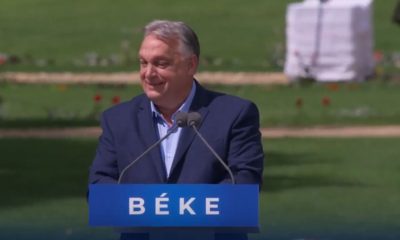 A "legnagyobb-legkisebb" Orbán-beszéd a Békemeneten - Se narancssárga, se Fidesz-logó, csak a szónok