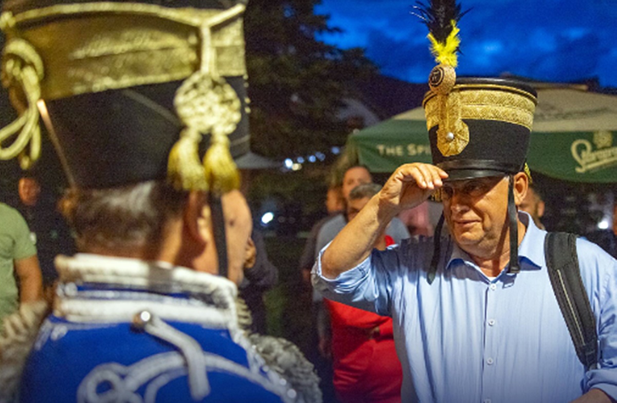 Várjon az elalvással, ilyet még nem látott! Orbán-antré ló nélkül, amúgy "hátra-huszárosan"