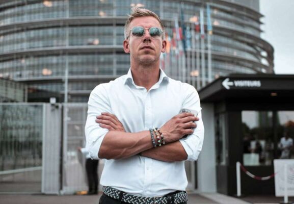 Magyar Péter levelet írt Manfred Webernek - vagyis inkább a nyilvánosságnak, hiszen akár meg is dumcsizhatták volna...
