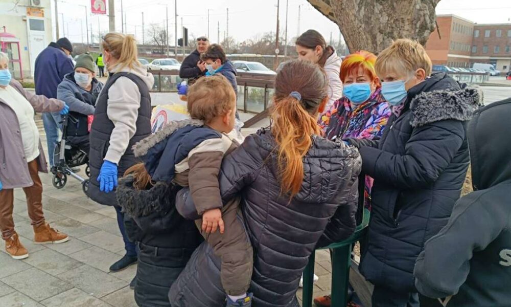 Repülőrajt alulnézetben - akiknek elfelejtettek szólni, milyen jól is élnek! - Ételosztás Debrecenben