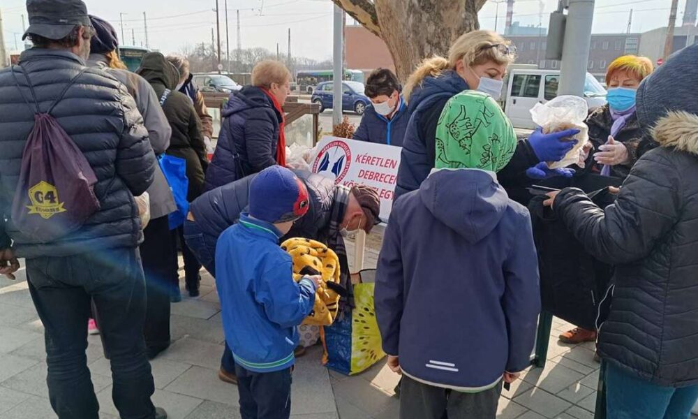 Akiknek elfelejtettek szólni a 'gondoskodó' városban - 150 vendég a debreceni civilek ételosztásán