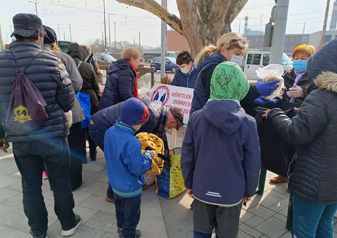 Akiknek elfelejtettek szólni a 'gondoskodó' városban - 150 vendég a debreceni civilek ételosztásán