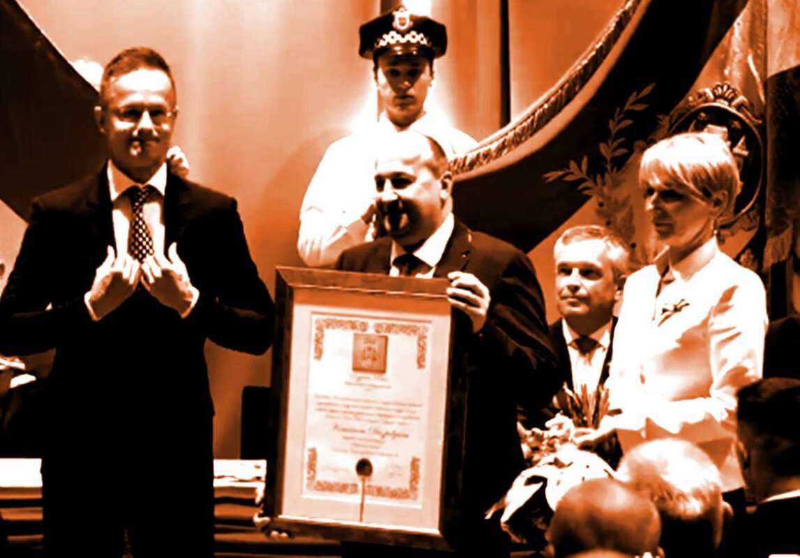 Márciusban Dunakeszin, áprilisban Komáromban, májusban hol választják egetverő bátorsággal díszpolgárrá Szijjártót?