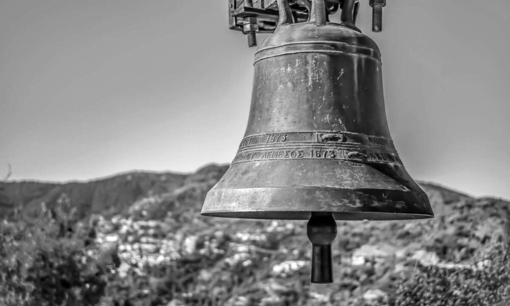 Akiért a harangok szólnak.... - 11 órakor minden magyarországi templomban negyed órán át harangoznak