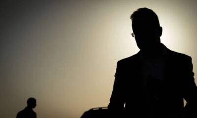 Szijjártó 1.000 milliós zászló-molinó rendelése Balásy cégénél landolt (tátott száj-emoji!)