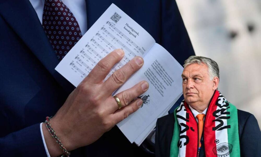 A mázlisták! - Minden elemit végzett diák daloskönyvet kap Orbánékól hamuba sült pogi helyett
