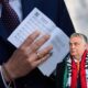A mázlisták! - Minden elemit végzett diák daloskönyvet kap Orbánékól hamuba sült pogi helyett