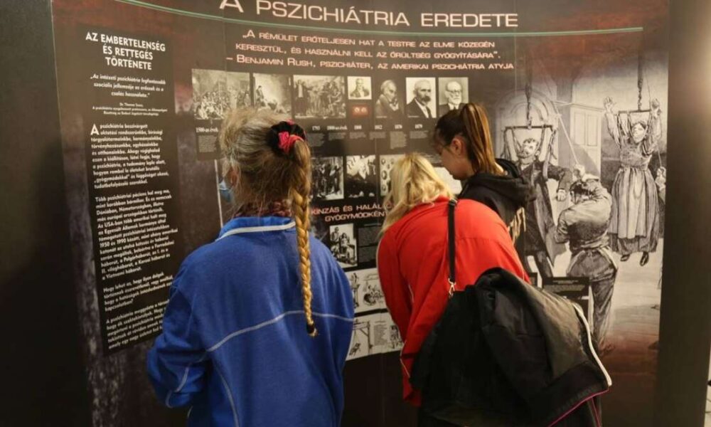 "Pszichiátria – Segítség vagy megtévesztés?" - Megrázó kiállítás nyílik a pszichiátriai jogsértésekről