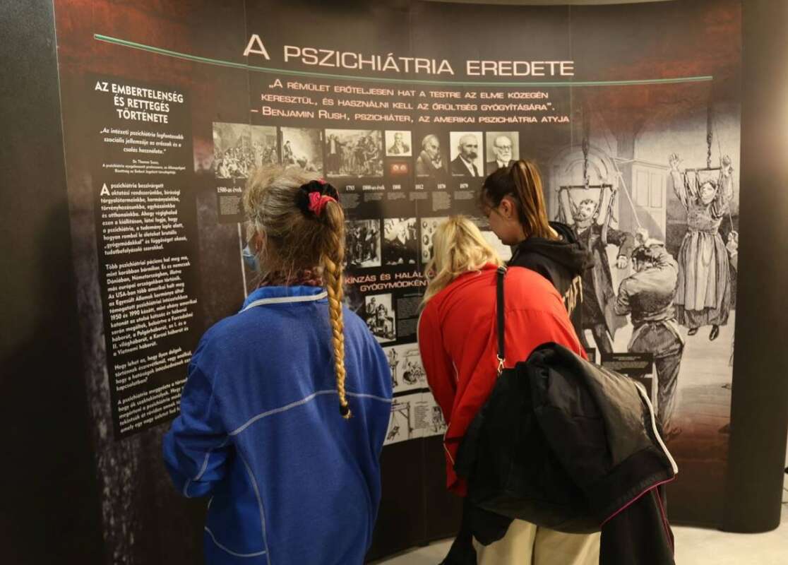 "Pszichiátria – Segítség vagy megtévesztés?" - Megrázó kiállítás nyílik a pszichiátriai jogsértésekről